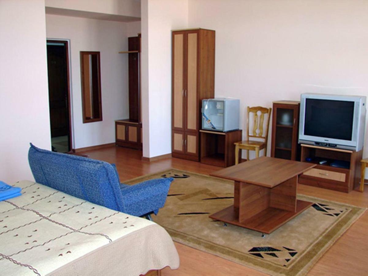 Hotel Tri Korony Cholpon-Ata Habitación foto